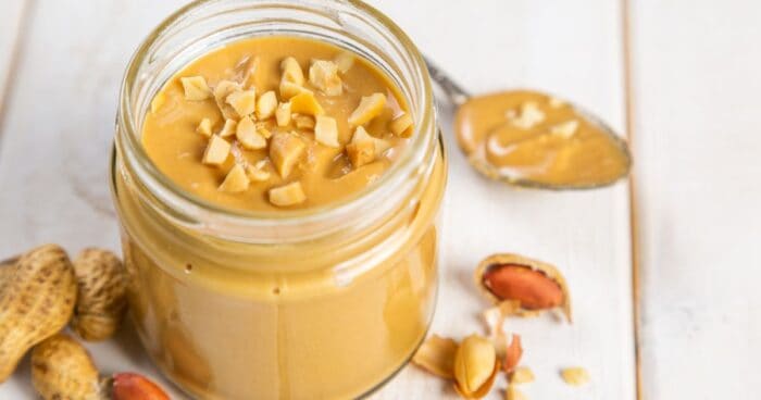 Domáce arašidové maslo je jednoduché. Výroba vám zaberie 5 minút a budete mať pochúťku bez cukru a éčok.