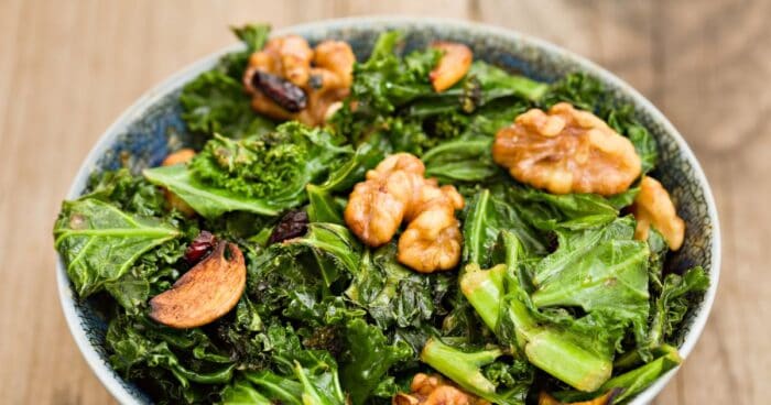 Vylúpané vlašské orechy sú skvelé do zdravých šalátov.