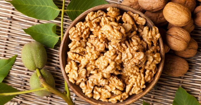 Vlašské orechy sú schované v škrupine plodov orecha. Vylúpané vyzerajú ako mozoček.