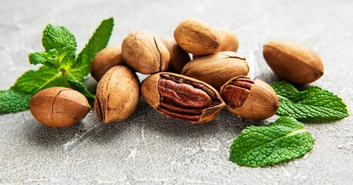 Pekanové orechy sú vynikajúce len tak, ale vďaka svojej mäkkosti sa z nich skvele vyrába orechové maslo.