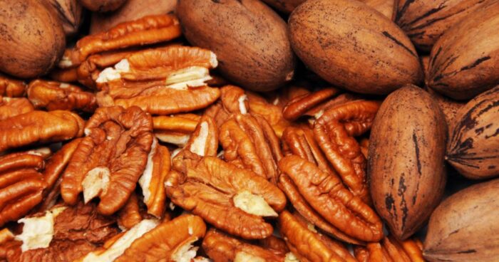 Pekanové orechy môžu mať rôzne odtiene farieb, a to od žltej cez hnedú až po oranžovú.