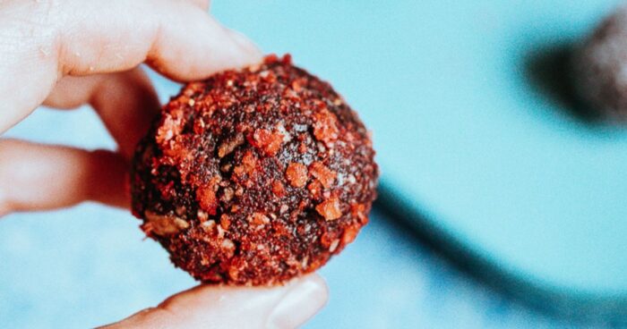 Raw sladké guľky môžete obaliť v orechoch, kokose, dračom ovocí či čokoláde.