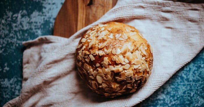 Hotový nadýchaný mazanec má zlatistú farbu, je chrumkavý a vnútri je vláčny.