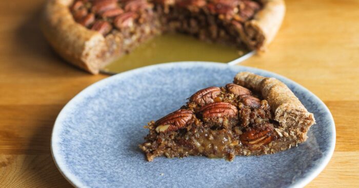 Do zdravého pekanového koláča môžete pridať jablká alebo iné naturálne orechy.