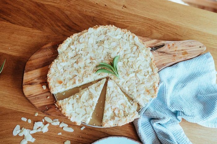 Tip: Francúzska mandľová torta je typický francúzska maslová torta, ktorá sa podáva ako čajový koláč. Na Slovensku by sme ju asi nenazvali tortou, pretože pripomína skôr buchty a koláče ako tortu.