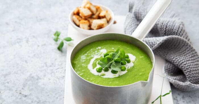 Rovnako ako pri klasickej hrachovej polievke môžete hrachový krém podávať s krutónmi.