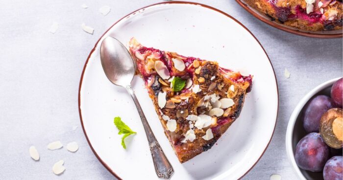 Určite poznáte tradičný francúzsky koláč Tarte Tatin. Skúste si tento jemný koláč upiecť aj s mandľami.