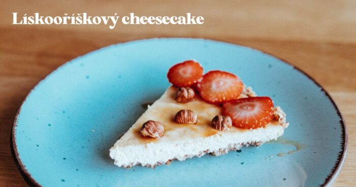 Pečený zdravý cheesecake s lieskovými orechami. Je lahodný, akurát sýty a hlavne zdravší ako klasický cheesecake.