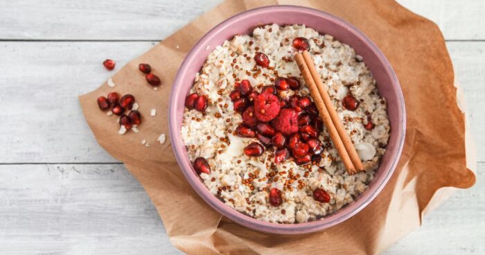 Kašu z quinoy môžete ozdobiť čerstvým alebo sušeným ovocím a lyžicou orechového masla.