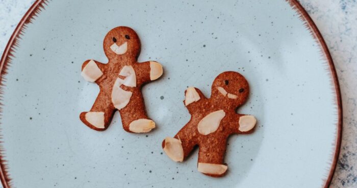 Ak nechcete, nemusíte perníčky zdobiť žiadnou polevou. Perníky môžete ozdobiť mandľami.