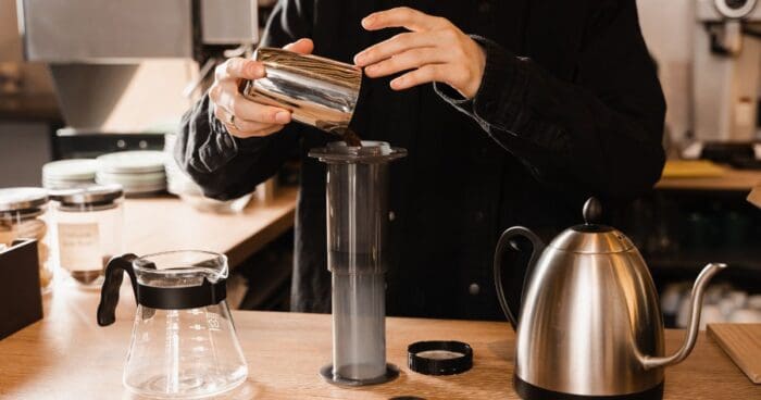 Tlak kávy v aeropresse je silnejší ako vo french presse, takže získate viac chuťových esencií.