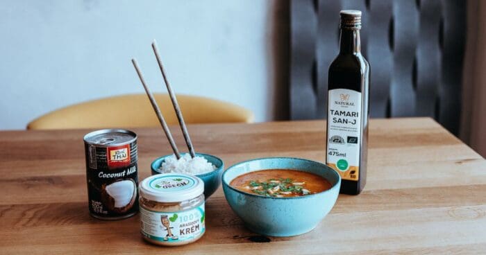 Ingrediencie na thajské kari – nesmie chýbať kokosové mlieko, omáčka tamari a arašidové maslo.