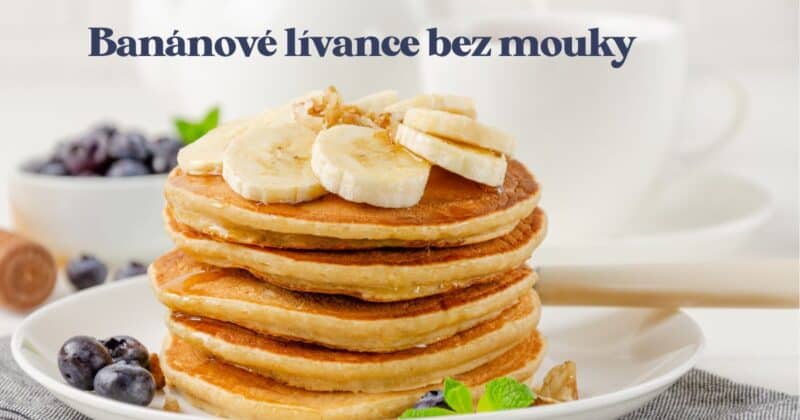 Banánové lívanečky nebo lívance s ovocem a sirupem.