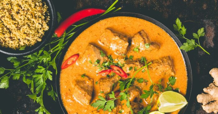 Žlté kari s kurkumou je oveľa jemnejšie ako verzia s čili papričkami.