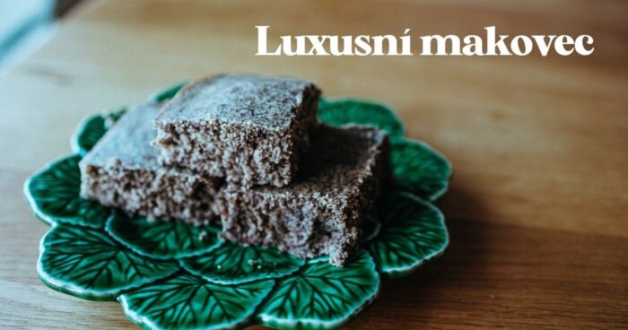 Makovec patrí k najjednoduchším receptom, zvládnete ho pripraviť aj počas dní, keď absolútne nestíhate. Pravý makovec nesmie byť vysušený, za to by mal byť vláčny a kyprý.