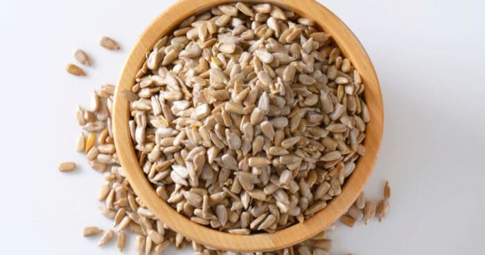 Slnečnicové semienka môžu pomôcť znížiť krvný tlak, hladinu cholesterolu a cukru v krvi.