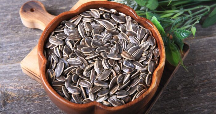 Pravdepodobne aj vy sypete nelúpané slnečnicové semienka do kŕmidla pre vtáčiky.