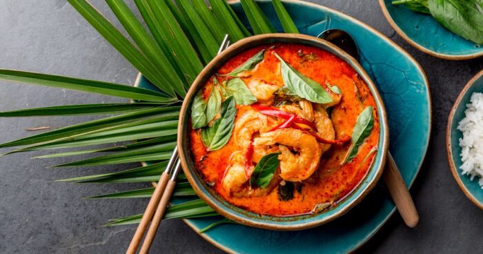 Thajské kari sa dá pripraviť na niekoľko spôsobov, napríklad s krevetami.