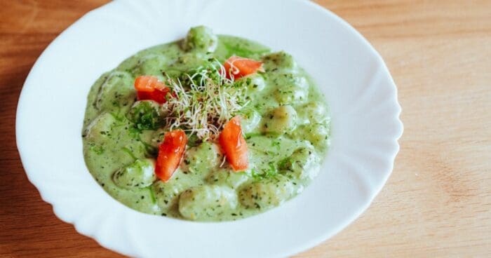 Hotové talianske gnocchi môžete ozdobiť bazalkovým pestom s parmezánom, kapustou alebo paradajkami.