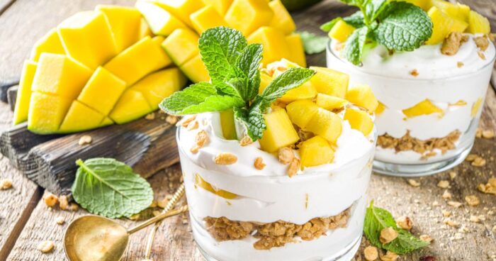 Máte radi pečené müsli (granolu)? Vychutnajte si dezert s mangom a domácou granolou.