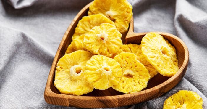 Lahodnou pochúťkou je sušený ananás obalený v horkej čokoláde alebo jogurte.