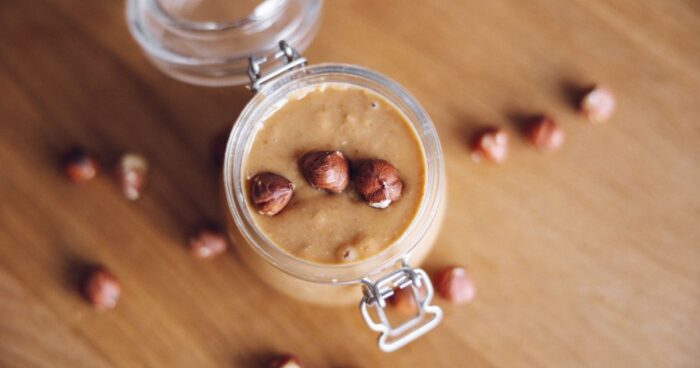 Pri domácich maslách z orechov máte istotu, že obsahujú 100 % orechov. V obchodoch, bohužiaľ, často narazíte na výrobky, ktoré obsahujú konverzvanty, pridaný olej alebo dochucovadlá.