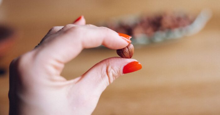 Lieskové maslo sa môže vyrábať z nelúpaných aj lúpaných lieskových orechov.