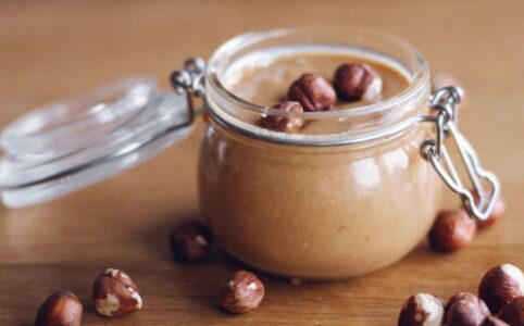 Lieskovoorieškové maslo uchovávajte v chladničke, ak je to možné, najmä ak je bez pridaných konzervačných látok.