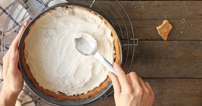 Predtým, ako začnete pripravovať cheesecake, zapnite rúru a nechajte ju predhriať.