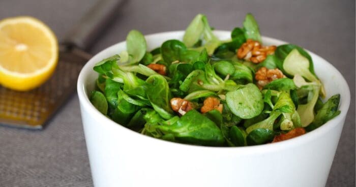 Vlašské orechy obohatia šalát o príjemnú chrumkavú textúru a jemnú praženú a orechovú chuť.