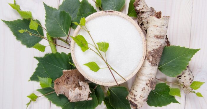 Xylitol je obľúbené prírodné sladidlo, ktoré sa vyrába z brezovej kôry. Ide o vhodnú alternatívu repného cukru.