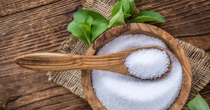 Chcete jesť zdravo, ale milujete sladké dezerty a múčniky? Vyskúšajte prírodné alternatívy cukru v podobe sirupov a prírodných cukrov, s ktorými môžete zdravo maškrtiť bez výčitiek. 