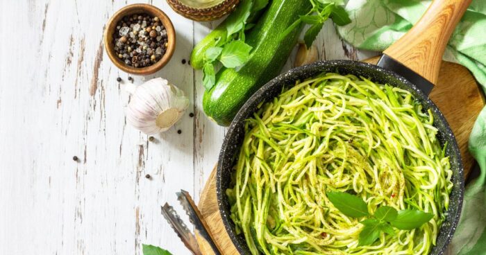 Cuketové špagety sú ľahkou a nízkokalorickou alternatívou tradičných cestovín.