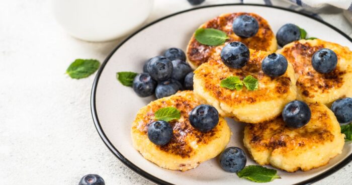 Keto dezerty sa často zameriavajú na nízky obsah sacharidov, využívajú sladidlá, ako sú erytritol alebo stevia, a často obsahujú kokosovú múku alebo mandle.