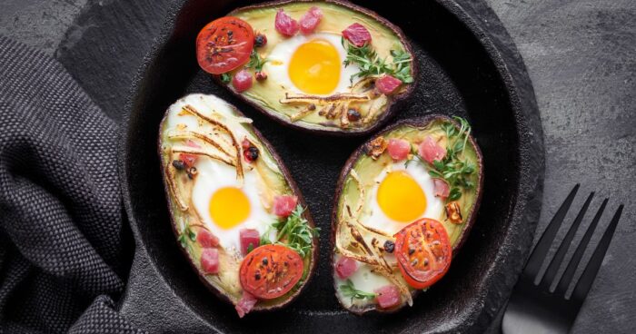 Keto recept pozostávajúci zo zapečených baklažánov ponúka chutnú a nízkosacharidovú alternatívu, ktorá plne rešpektuje princípy ketogénnej stravy.