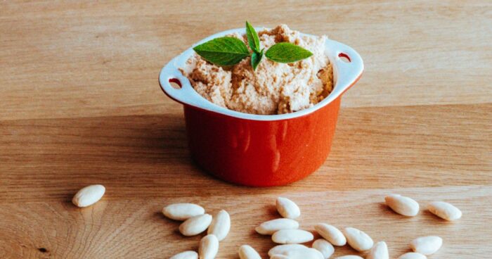 Do nátierky z mandlí môžete pridať aj med, parmezán alebo bylinky.