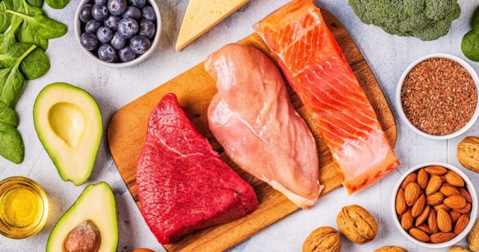 Low carb strava sa zameriava na zníženie príjmu uhľohydrátov, podporuje ketózu a môže byť spojená s účinným znižovaním hmotnosti a stabilizáciou hladiny cukru v krvi.