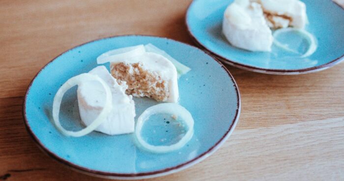 Nakladaný hermelín sa často konzumuje s cibuľou.