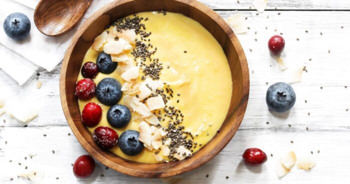 Raw raňajky sú surové a nespracované pokrmy, často zahŕňajúce čerstvé ovocie, orechy, semená a superpotraviny, ktoré poskytujú živiny a energiu bez tepelnej úpravy.





