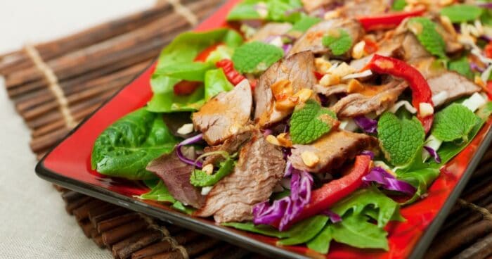 Recept na thajský šalát môže mať rôzne varianty a líšiť sa podľa regiónu.