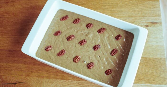 Textúra cesta na cuketový perník sa vyznačuje vláčnosťou a jemnou krémovitosťou. Vďaka pridaniu nastrúhanej cukety bude parník vláčny.