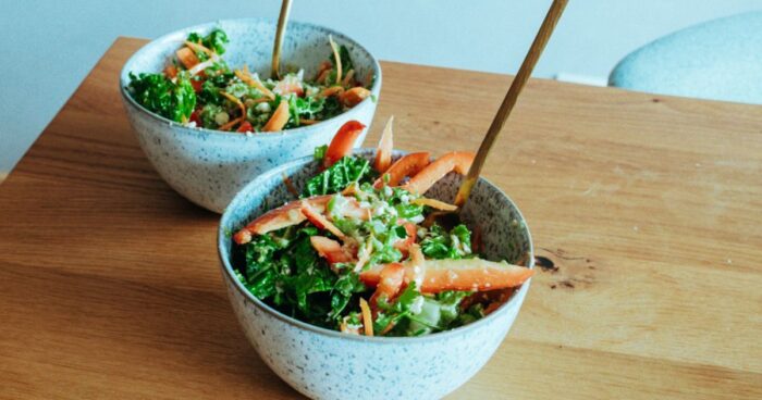 Thajský šalát so sezamom je lahodná a osviežujúca chuťová explózia, ktorá spája tradičné thajské prísady.