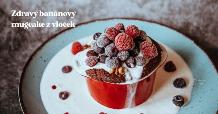 Recept na zdravý banánový mugcake z vločiek spája lahodnú chuť a dokonalú rýchlosť.