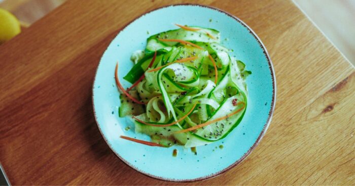 Uhorkový šalát posypaný sezamom získa jemnú a chrumkavú chuť pražených sezamových semienok.