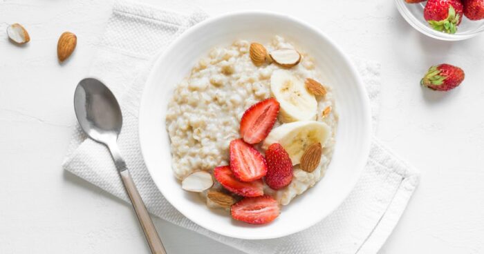 Ovsená kaša – skvelý spôsob, ako začať deň plný energie a chuťových lahôdok.