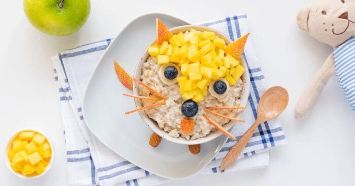 Ovsenú kašu pre deti pretvorte na lahodný zážitok tým, že ju vizuálne ozdobíte ovocím.