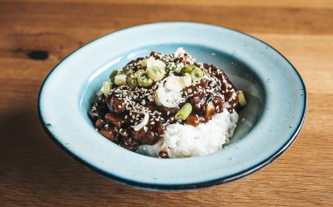 Ako pripraviť seitan: Dokonalý ázijský recept s ryžou hotový za 30 minút.