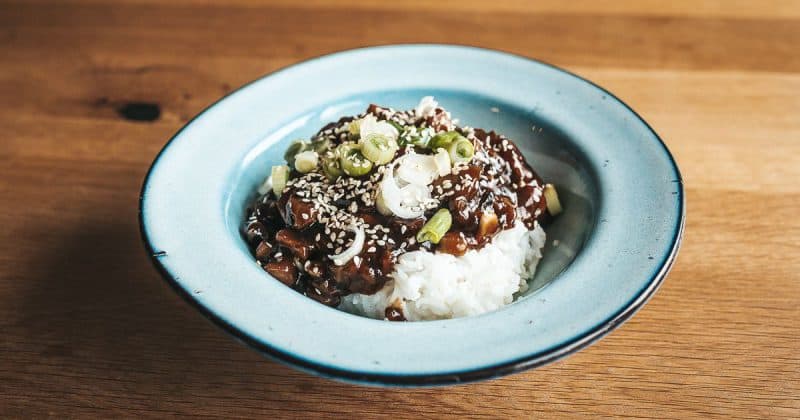 Ako pripraviť seitan: Dokonalý ázijský recept s ryžou hotový za 30 minút.