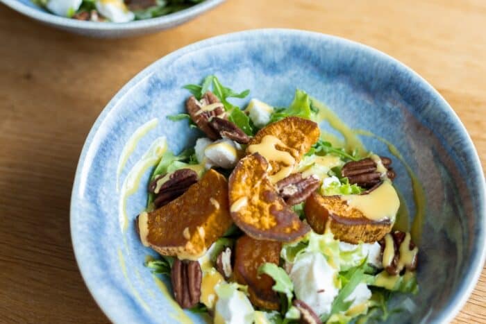 Rukolový šalát s pečenými batátmi