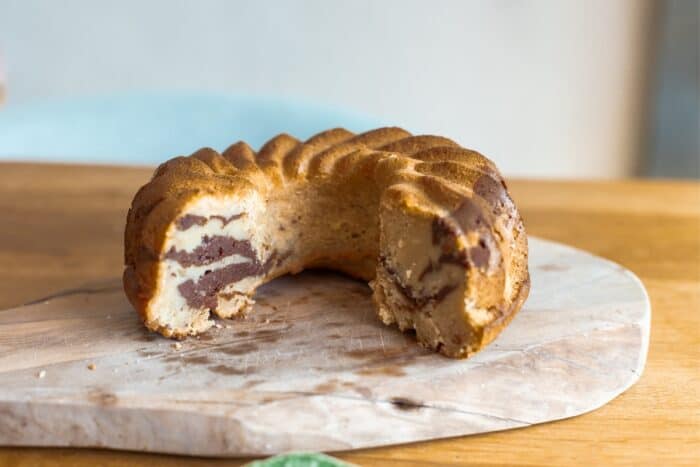 Kefírová bábovka s medom a orechmi.